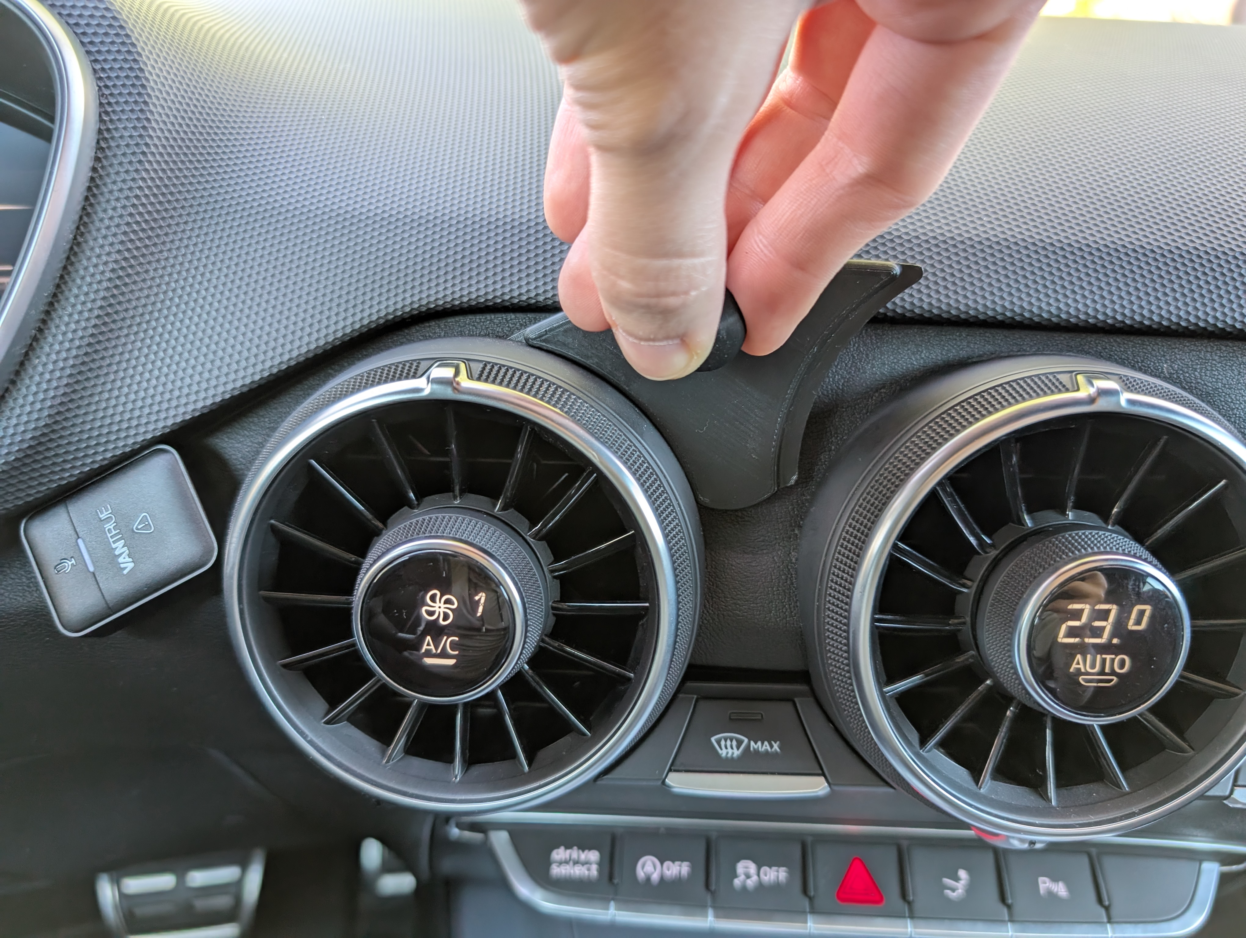 Handyhalterung für Audi TT 8S/MK3 | Qi2/MagSafe kompatible | 17mm Ball
