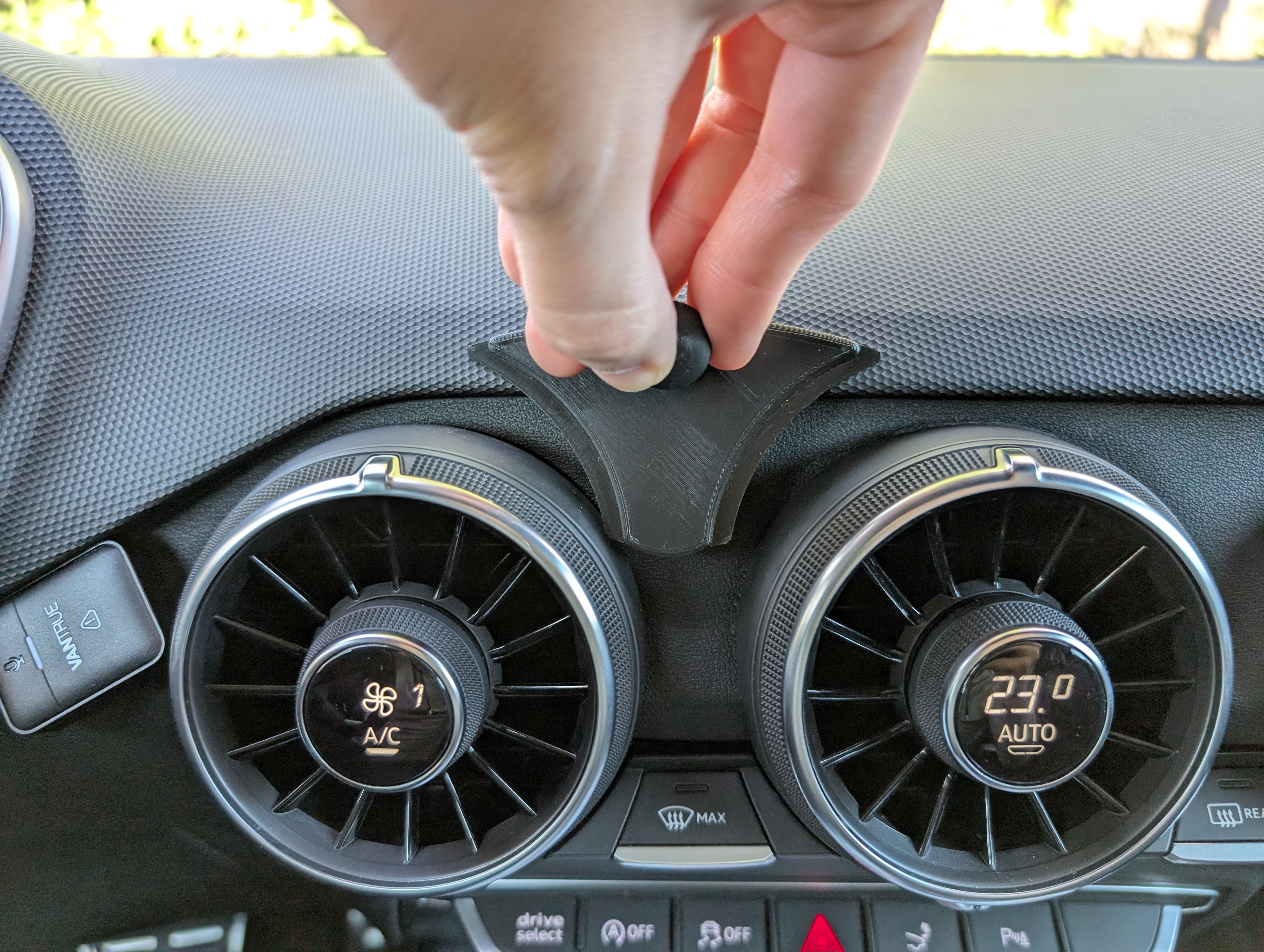 Handyhalterung für Audi TT 8S/MK3 | Qi2/MagSafe kompatible | 17mm Ball