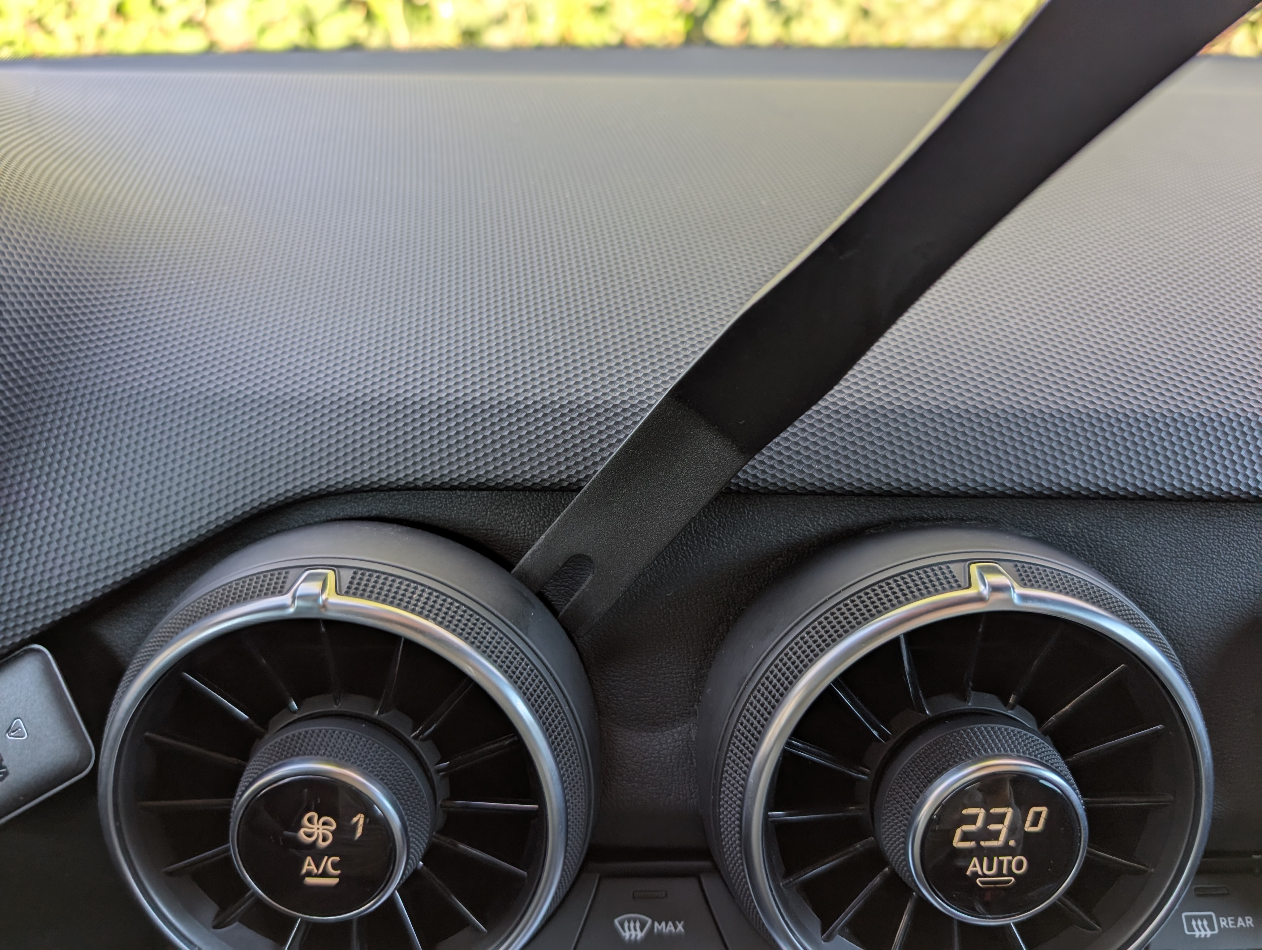 Handyhalterung für Audi TT 8S/MK3 | Qi2/MagSafe kompatible | 17mm Ball